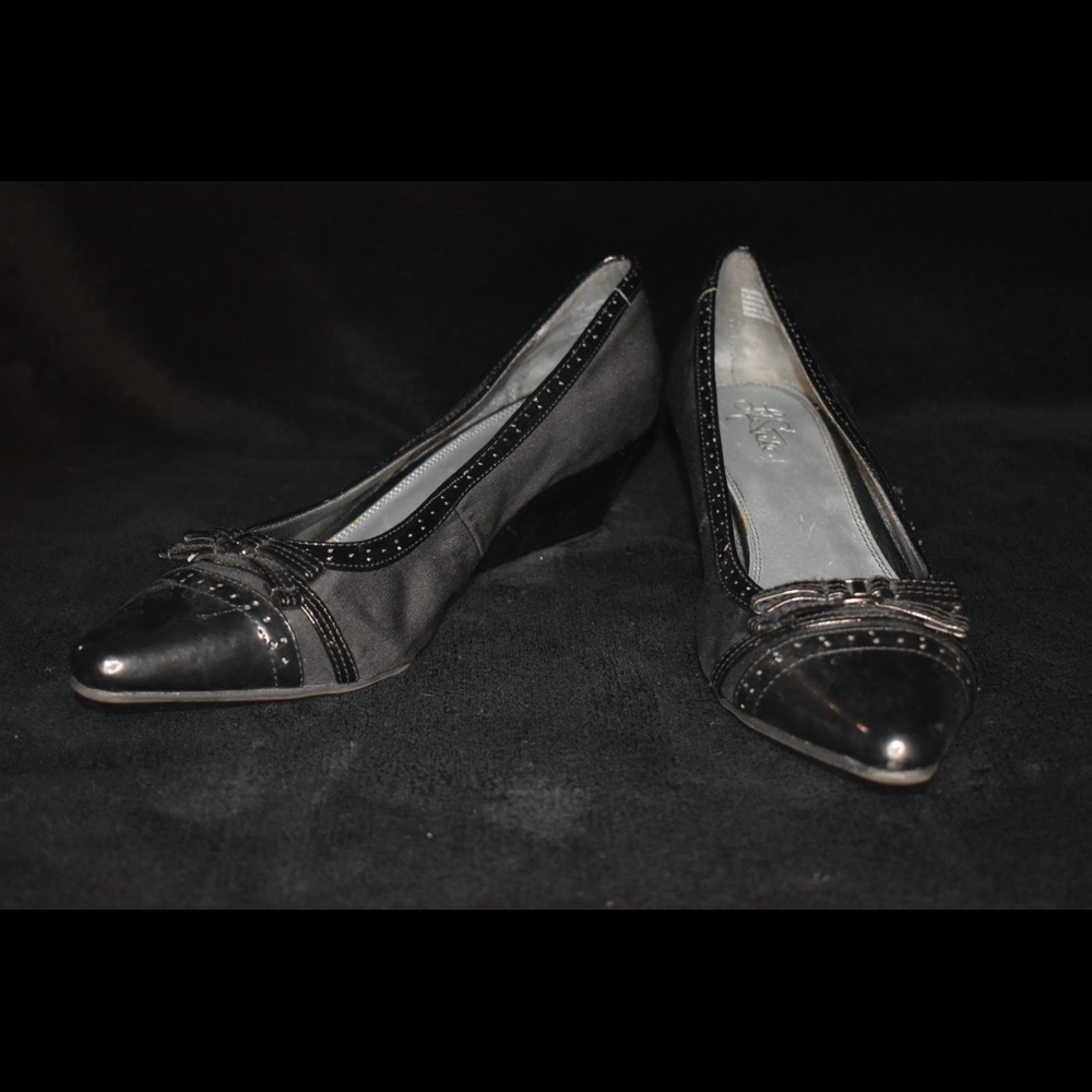 Women’s black Life Stride wedges, size 10